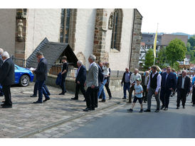 Fronleichnamsprozession durch die Straßen von Naumburg (Foto: Karl-Franz Thiede)